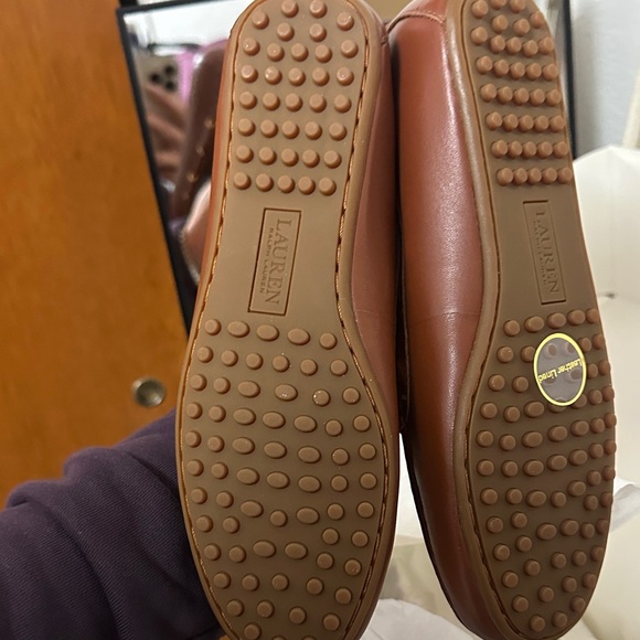 Ralph Lauren Tan Leather Driver Flats with Gold Charm NIB Size 5 - Picture 2 of 5